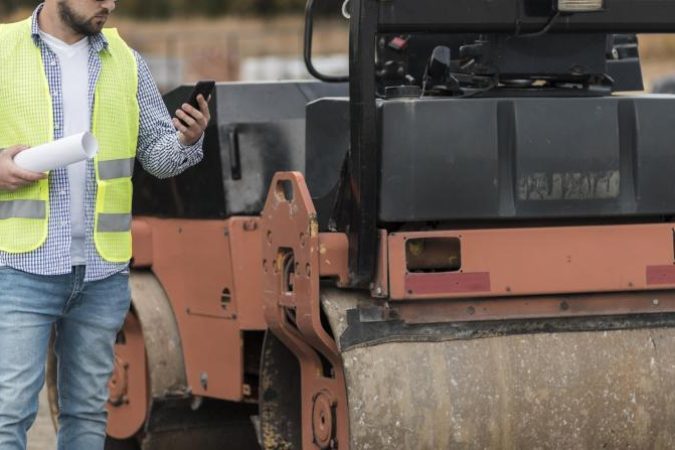 MANOBRADOR DE MÁQUINAS EM OBRA E MOVIMENTAÇÃO E COMPACTAÇÃO DE TERRA